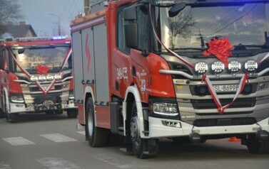 Uroczyste przekazanie woz&oacute;w OSP 8