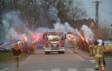 Uroczyste przekazanie woz&oacute;w OSP 9
