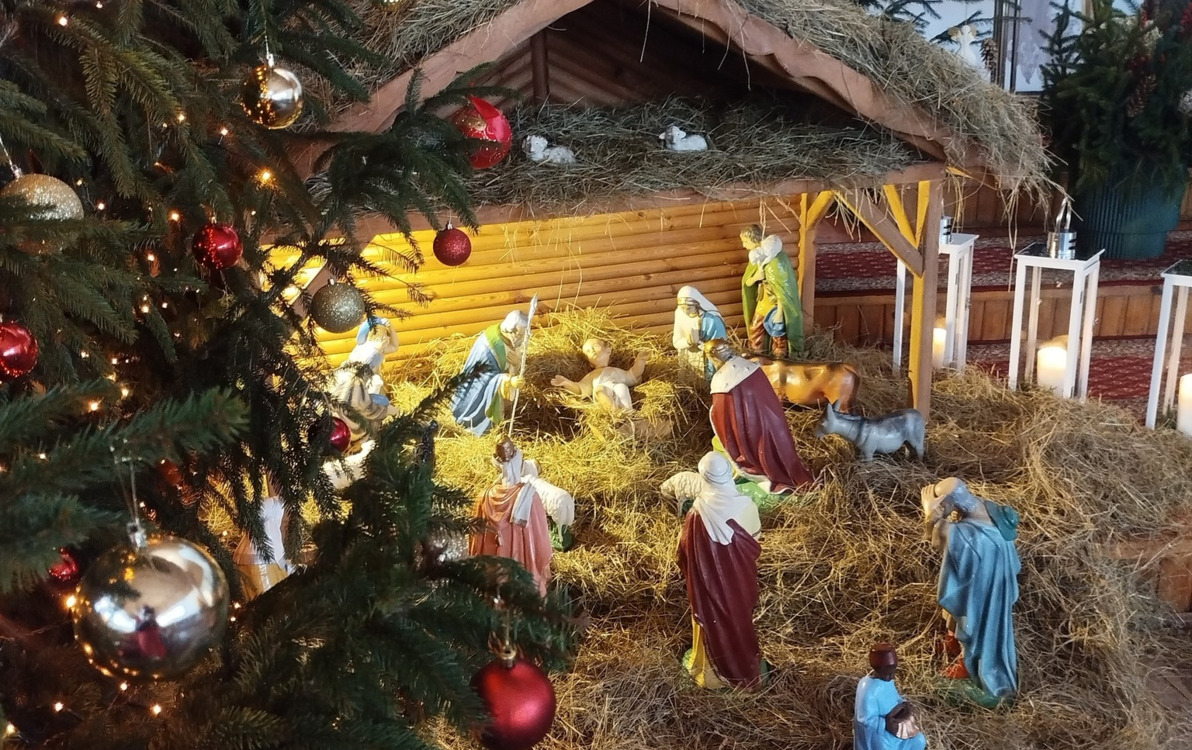 na zdjęciu choinka, sianko a na nim figurki przedstawiające pasterzy