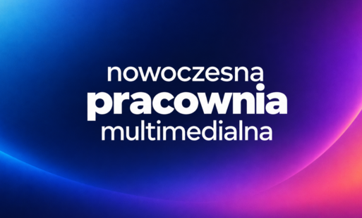 Grafika pozioma z ciemnoniebieskim, fioletowym i różowym gradientem oraz świetlistymi łukami. Pośrodku znajduje się biały napis „nowoczesna pracownia multimedialna”.
